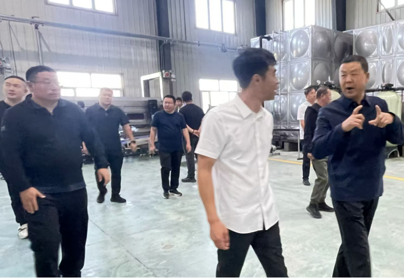 內(nèi)蒙古巴彥淖爾市五原縣考察團(tuán)赴利如金農(nóng)業(yè)集團(tuán)遠(yuǎn)海鮮食玉米加工廠考察調(diào)研